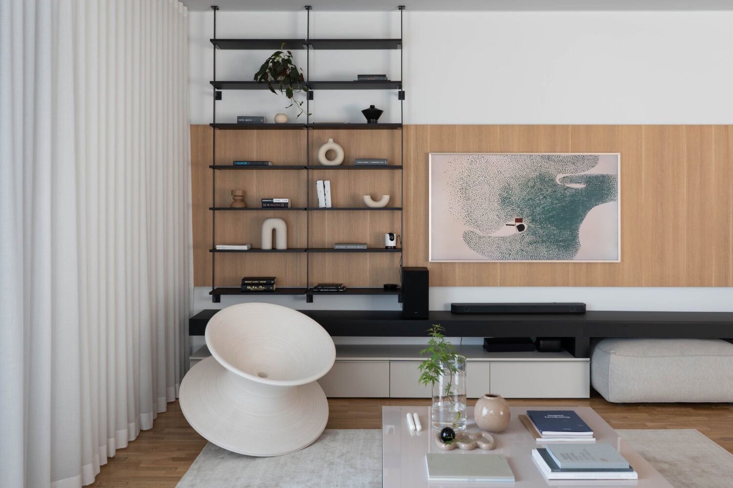 Design interior modern și industrial pentru un duplex spațios.