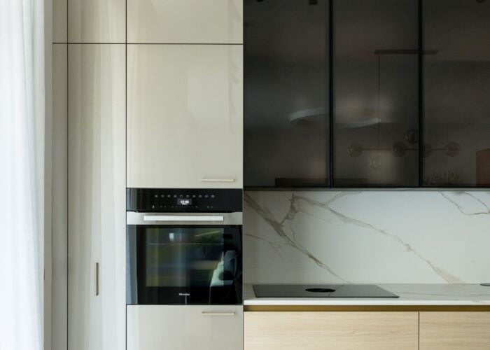 design interior pentru o bucatarie minimalista cu nuante de auriu in one Rachmaninov