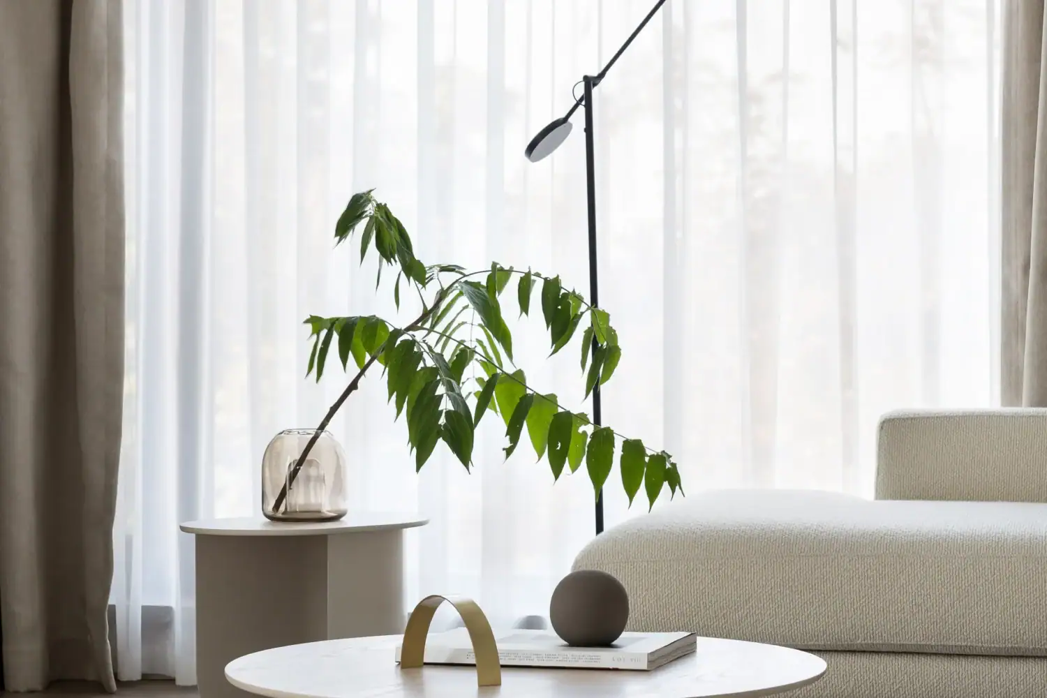 living pentru un apartament modern sobru in tonuri naturale