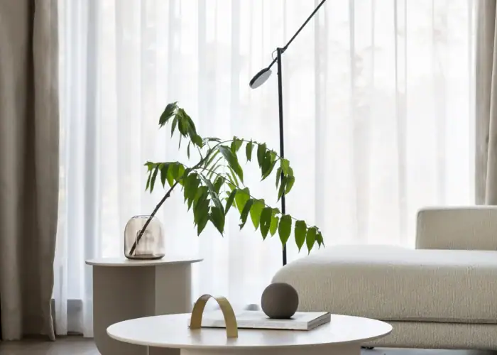 living pentru un apartament modern sobru in tonuri naturale