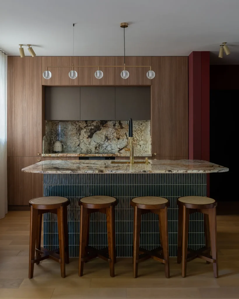 Bucătărie cu insulă din marmură și scaune de bar, văzută frontal, exemplu de design, sourcing și curatoriere în design interior