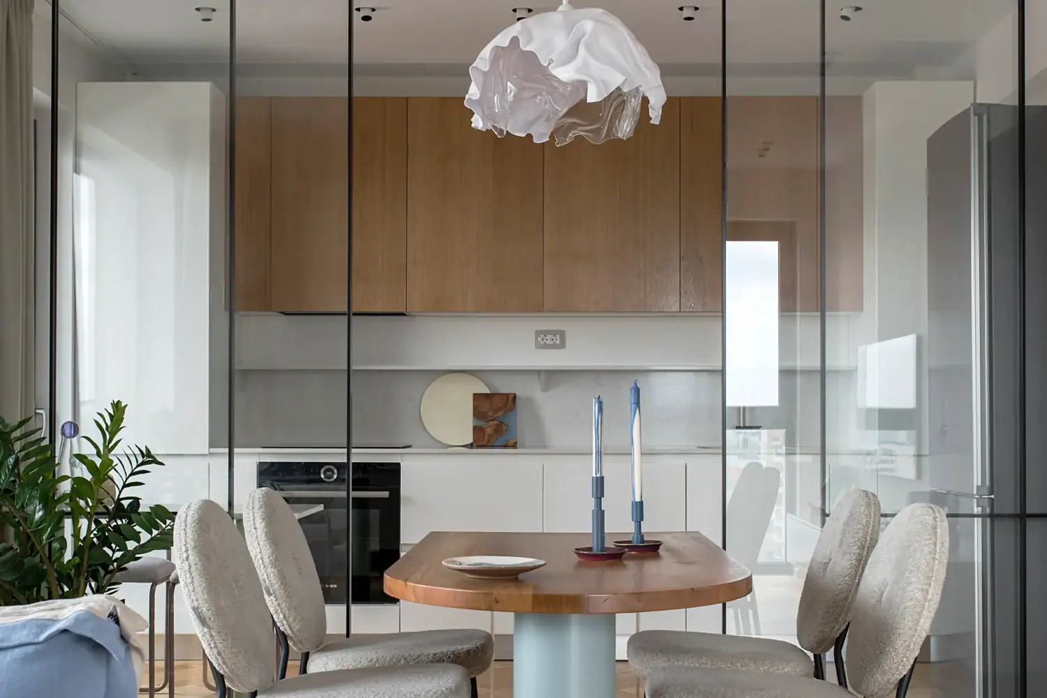 zona de dining din openspaceul unui apartament bucurestean amenajayt in stil ludic frantuzesc