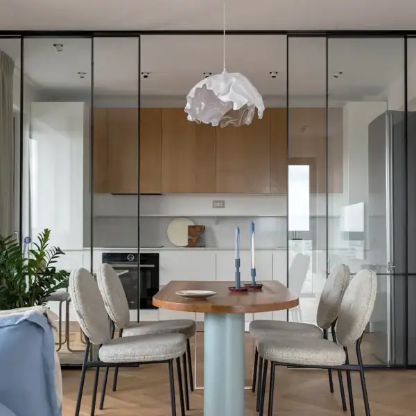zona de dining din openspaceul unui apartament bucurestean amenajayt in stil ludic frantuzesc