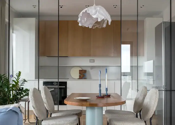 zona de dining din openspaceul unui apartament bucurestean amenajayt in stil ludic frantuzesc