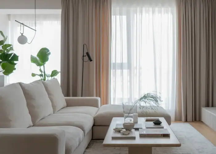 living apartament minimalist cu inspiratie clasica si masa de travetin natural, design interior in tonuri de beige