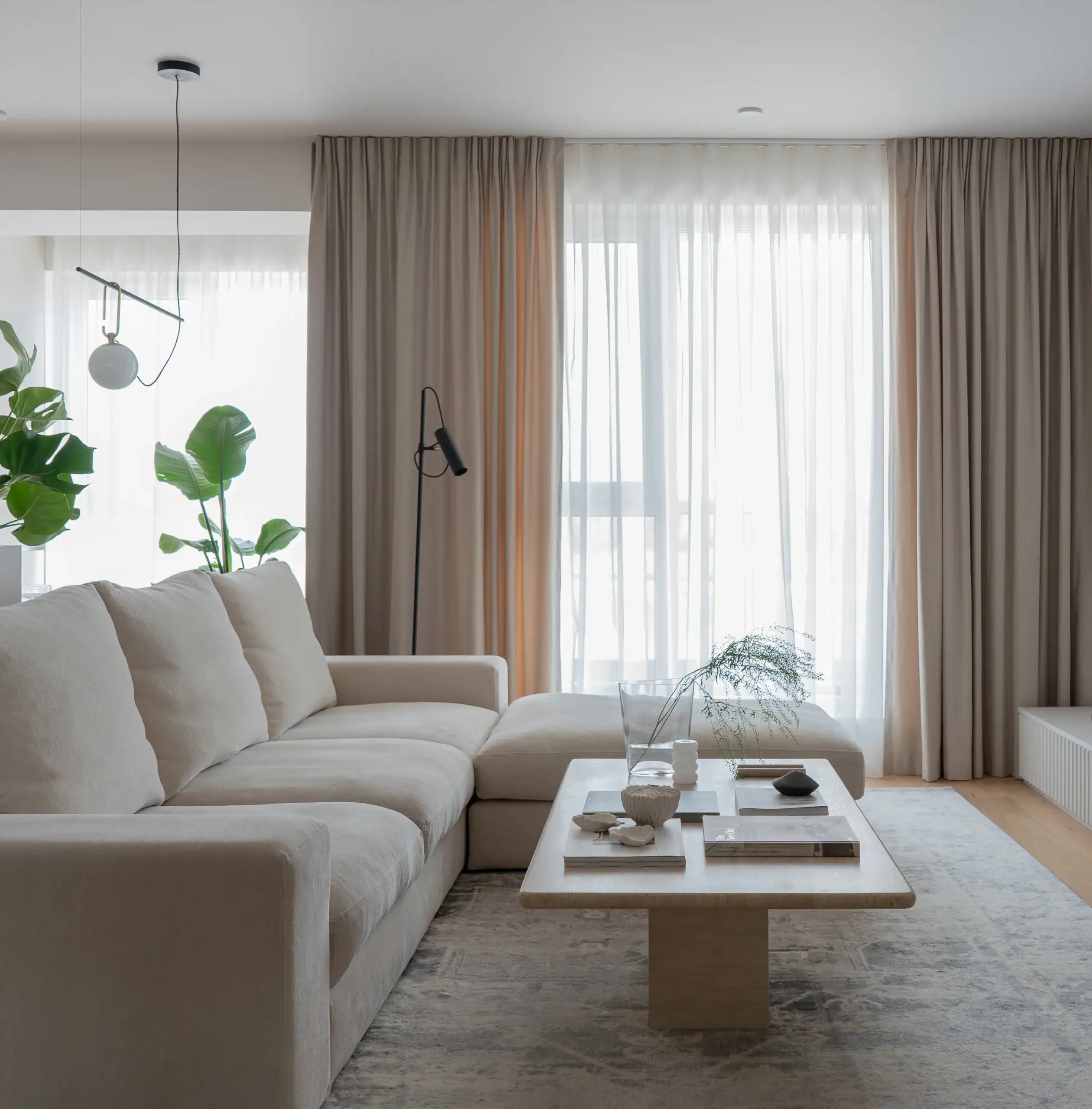 living apartament minimalist cu inspiratie clasica si masa de travetin natural, design interior in tonuri de beige