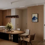 Design interior apartament la munte în Arosa: dining cu masă de lemn și lampă Secto Design