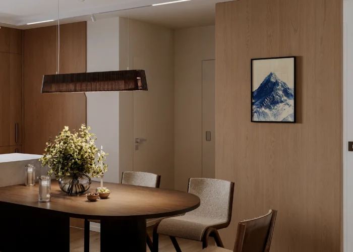 Design interior apartament la munte în Arosa: dining cu masă de lemn și lampă Secto Design